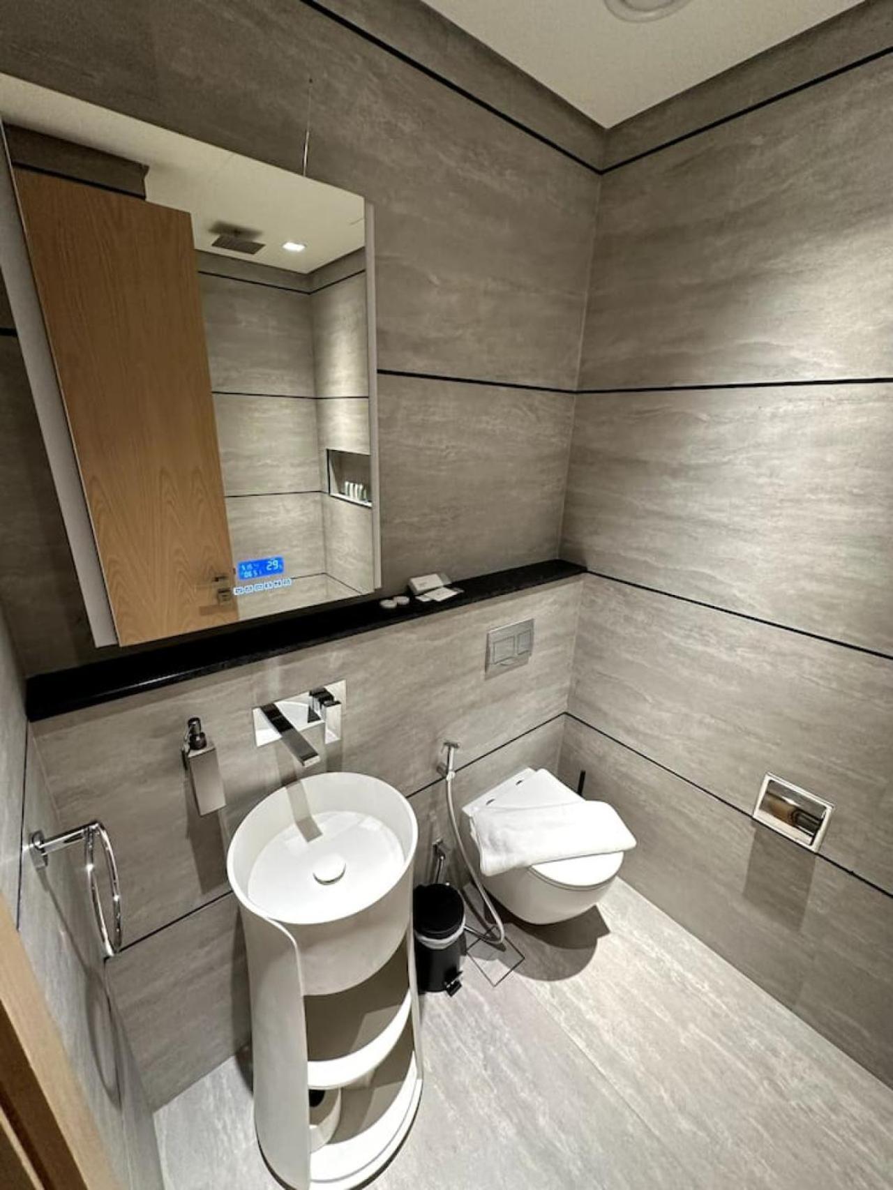 With Balcony And Coworking Space In The Autograph Jvc Apartment *
